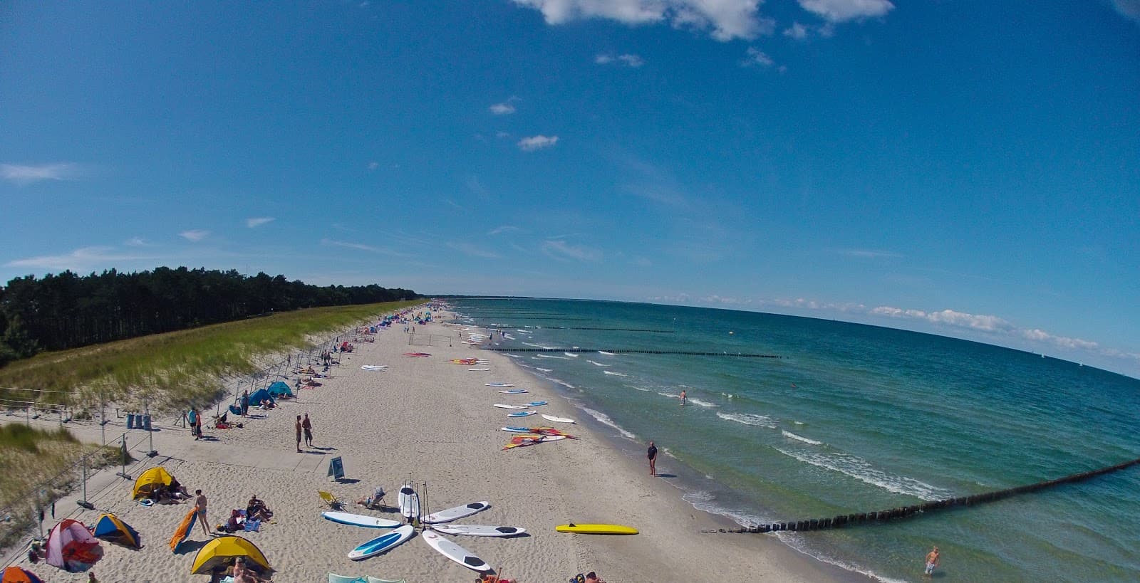 Luftaufnahme der Surfschule Zingst am Strand